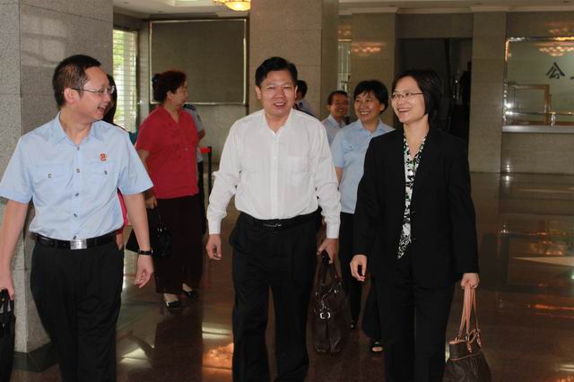 省法院覃文萍副院长赴仙桃法院调研