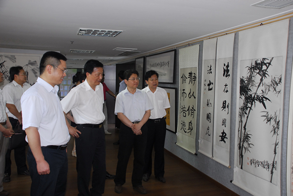 20省人大常委会、省法院领导视察汉江中院干警书画摄影展_副本.jpg