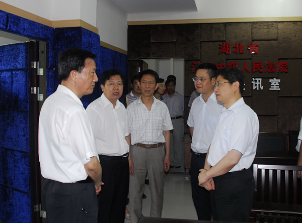 18省人大常委会、省法院领导视察汉江中院远程视频提讯设施_副本.jpg