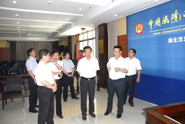 17省人大常委会、省法院领导视察汉江中院科技法庭_副本.jpg