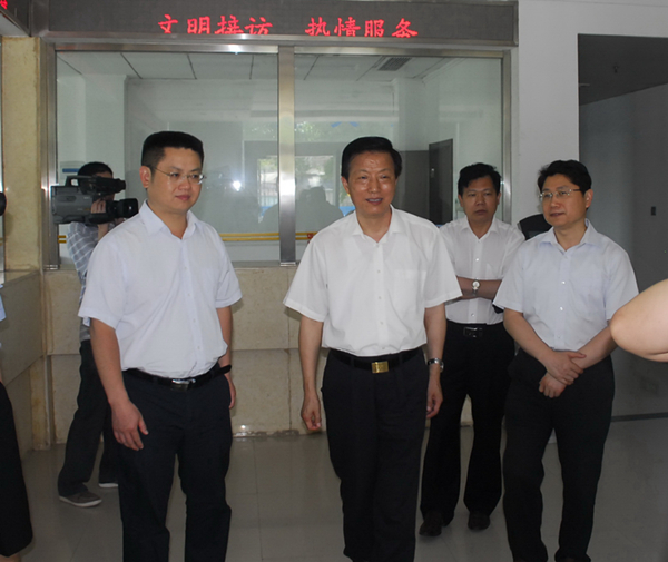 16省人大常委会、省法院领导在汉江中院立案信访服务中心视察_副本.jpg