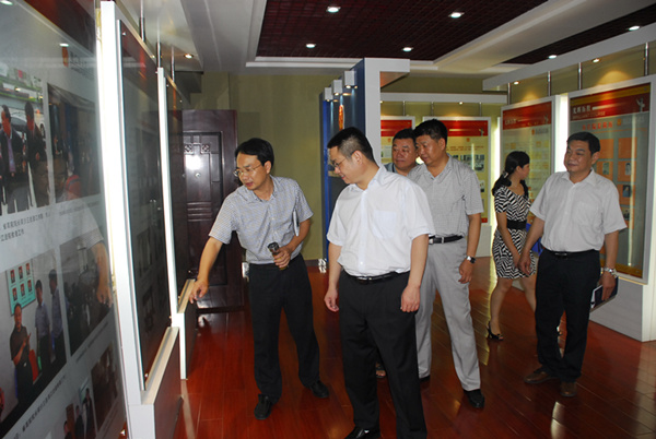 17徐少林院长一行视察潜江法院院史荣誉室_副本.jpg