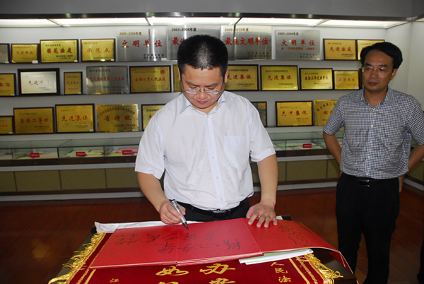 19徐少林院长在潜江法院院史室题字“精心办案 务实为民”_副本.jpg