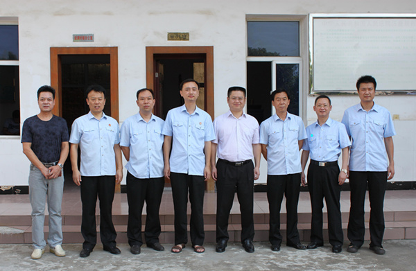 33徐少林院长一行与仙桃法院毛嘴法庭干警合影_副本.jpg