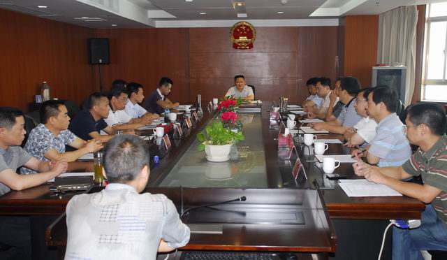 调整大小 1汉江中院召开党的群众路线教育律师座谈会.jpg