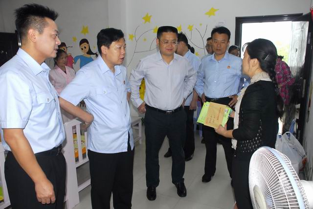 调整大小 3向仙桃市儿童福利院捐赠衣物和慰问金共计4300余元.jpg