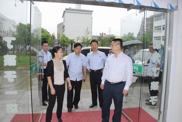 调整大小 2察看仙桃市儿童福利院设施情况.jpg