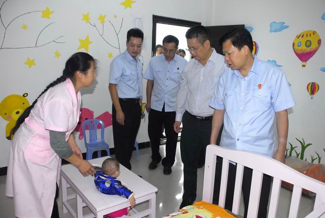 调整大小 4了解孤残儿童养护情况.jpg