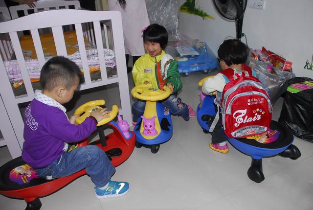 调整大小 7孩子们露出开心的笑脸.jpg