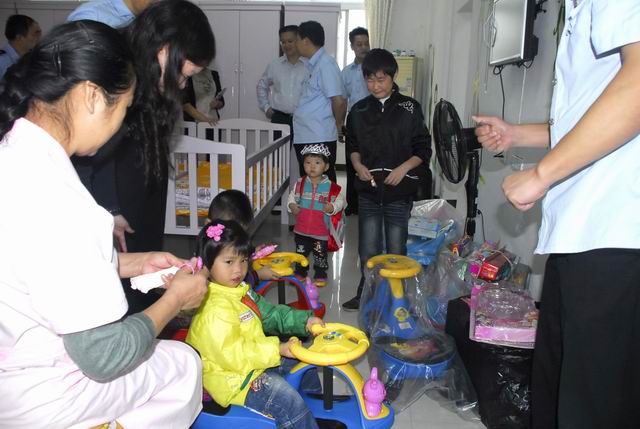 调整大小 6孩子们领到了法官叔叔伯伯送来的新衣物和新玩具.jpg