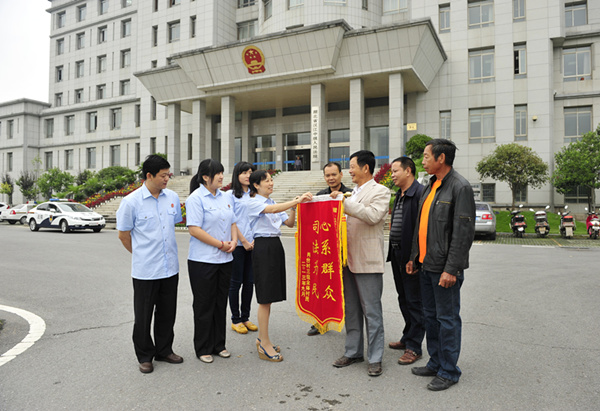 当事人送来锦旗感谢法官“心系群众 司法为民”_副本.jpg