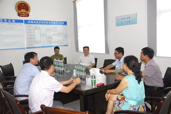 徐少林院长(中)与法庭干警座谈勉励青年干警扎根基层建功立业_副本.jpg