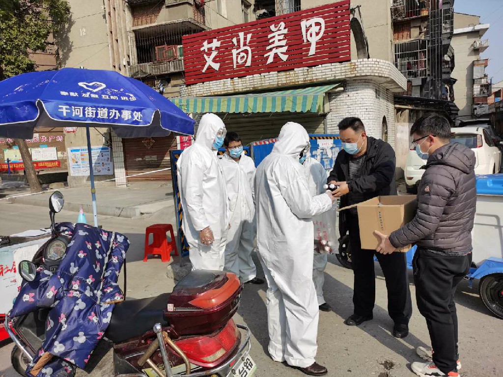 11.吴涛同志参与疫情防控，为一线干警送防疫物资 (2).jpg