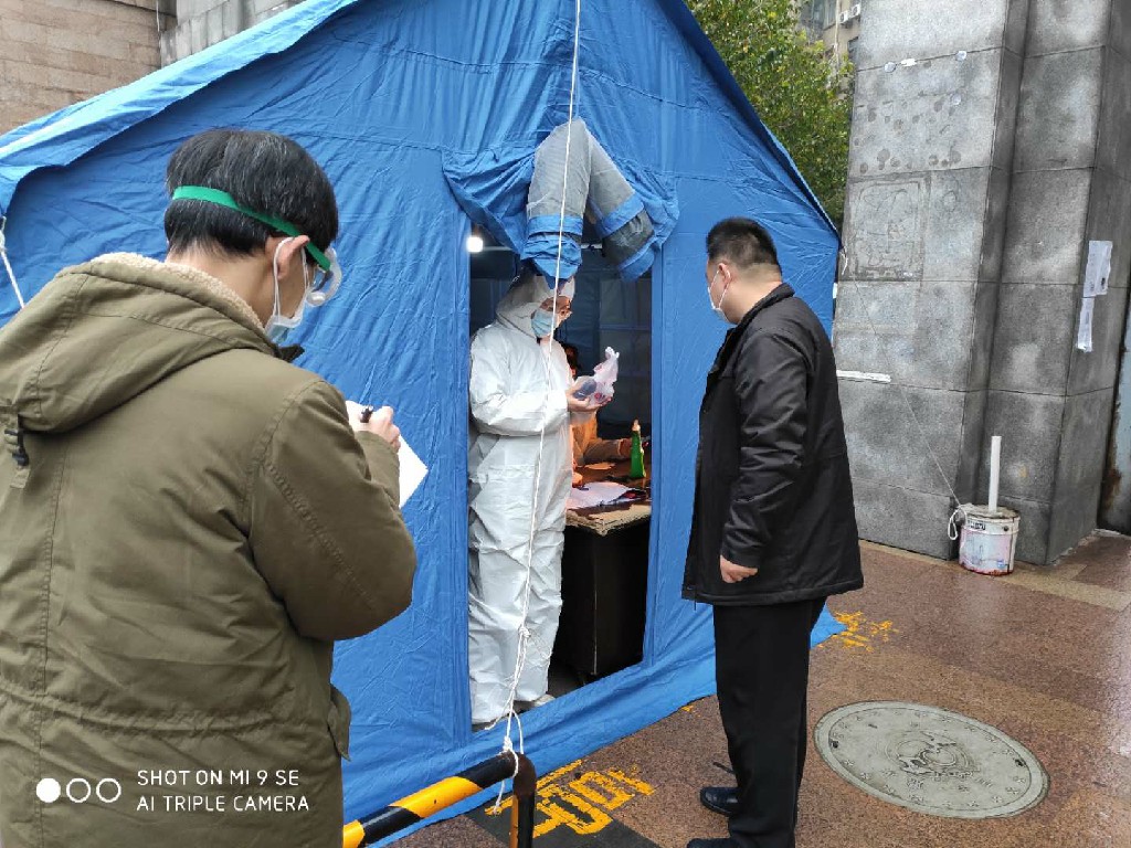 11.吴涛同志参与疫情防控，为一线干警送防疫物资 (4).jpg