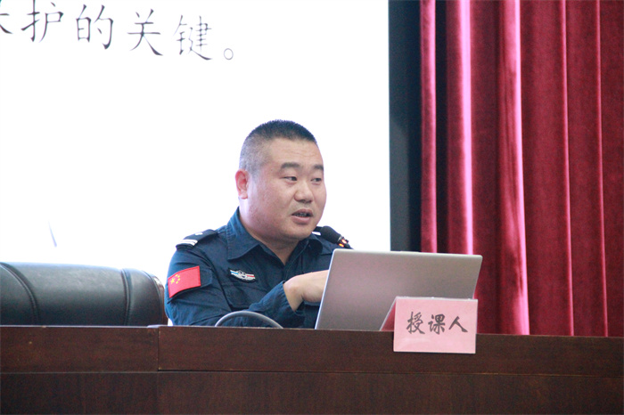 刘国伟在汉江中院青年讲堂上授课.JPG